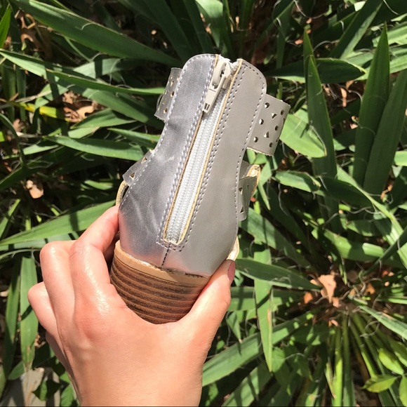 LAST ONE‼️S/5.5 - Silver Cut-out Sandals! 💿 - Picture 7 of 8